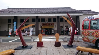 �J�j�ɍ��𔄂�n�����j